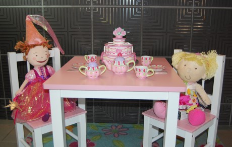 pink-and-friend-at-tea-party4